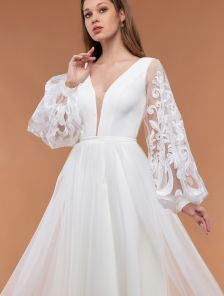 Нарядное белое платье на свадьбу с пышной юбкой 