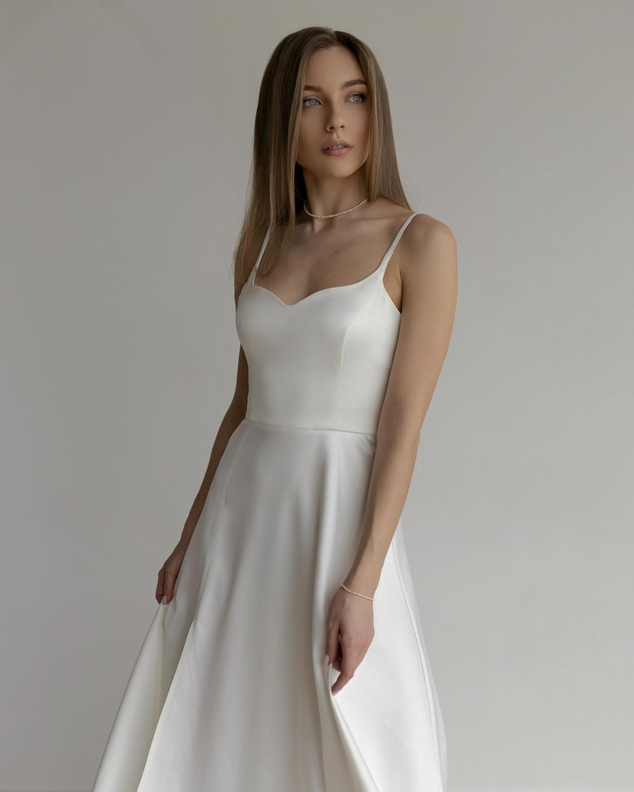 Нарядное длинное белое платье на бретелях для росписи
