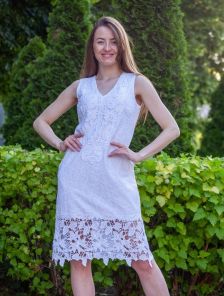 Белое платье миди с цветочным принтом – идеально для повседневных фотосессий и летнего отдыха