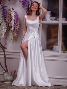 Простое и элегантное белое платье макси с высоким разрезом — идеально подходит для свадьбы, помолвки или особых мероприятий