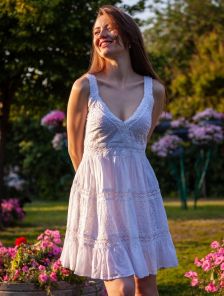 Короткое белое платье сарафан