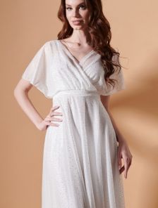Блестящее длинное белое платье на короткий рукав