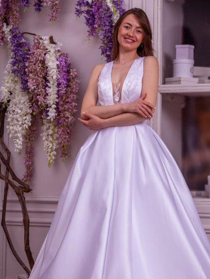 Белое свадебное длинное платье с V-образный глубокий вырезом, фото 1