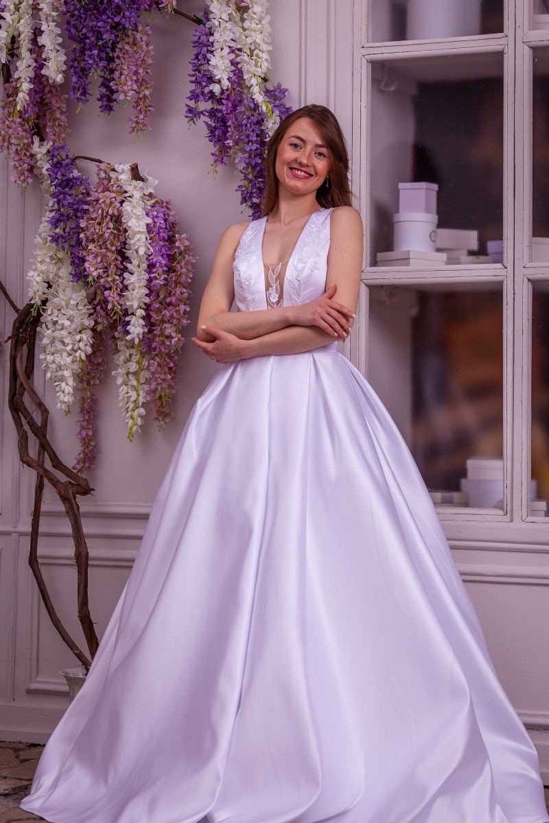Белое свадебное длинное платье с V-образный глубокий вырезом