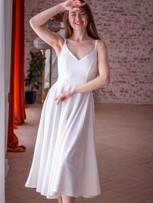 Нарядное белое платье на тонких бретелях