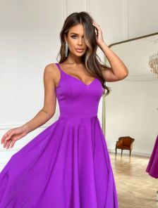 Коктейльное платье на тонких бретелях фиолетового цвета