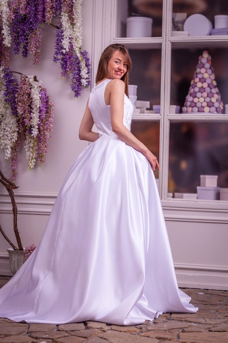 Белое свадебное длинное платье с V-образный глубокий вырезом