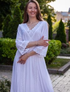 Белое макси-платье с цветочным принтом, рукавом-колоколом 3/4, А-силуэтом и завышенной талией