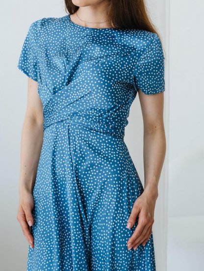 Стильное голубое платье миди в горошек: расклешенный силуэт с короткими рукавами для офиса или отпуска, фото 1