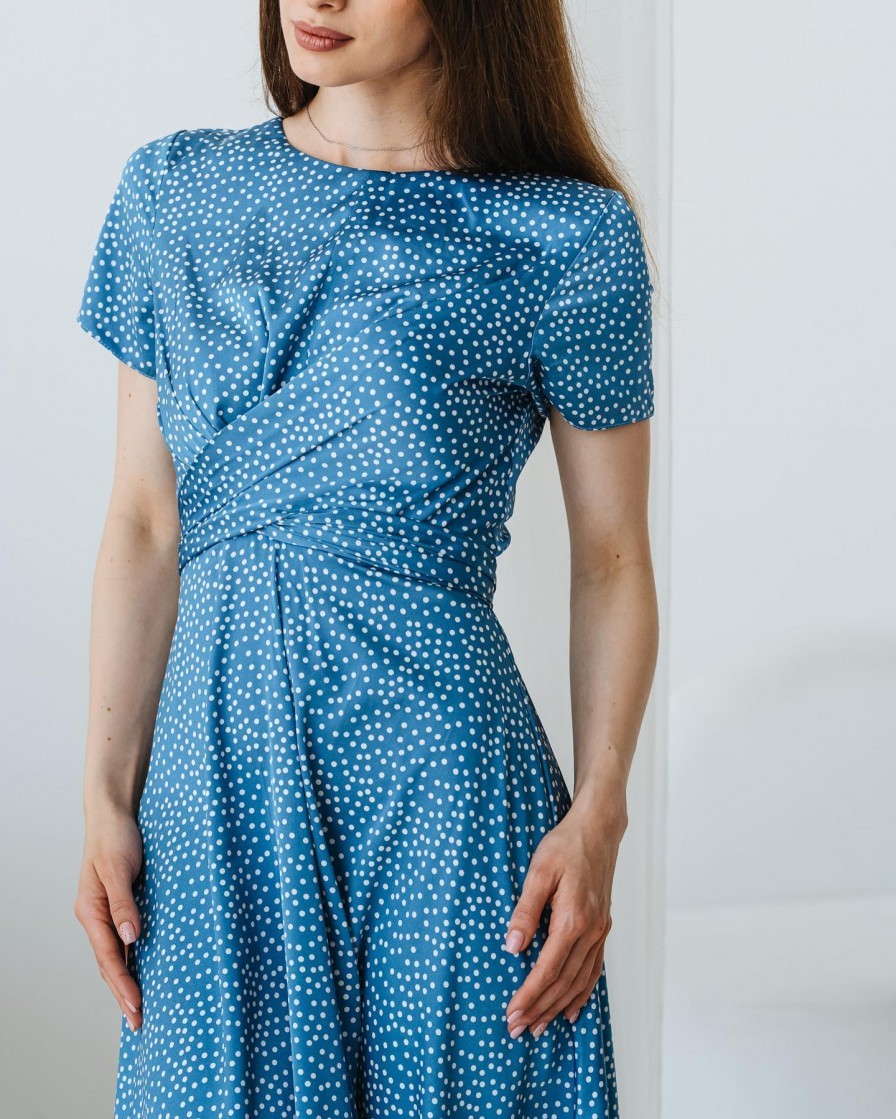 Стильное голубое платье миди в горошек: расклешенный силуэт с короткими рукавами для офиса или отпуска