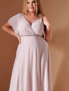 Элегантное пудрово-розовое шифоновое макси-платье: А-силуэт, V-образный вырез, короткие рукава для гостей свадьбы