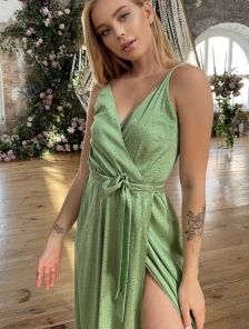 Шелковое зеленое платье миди с запахом на груди в горошек