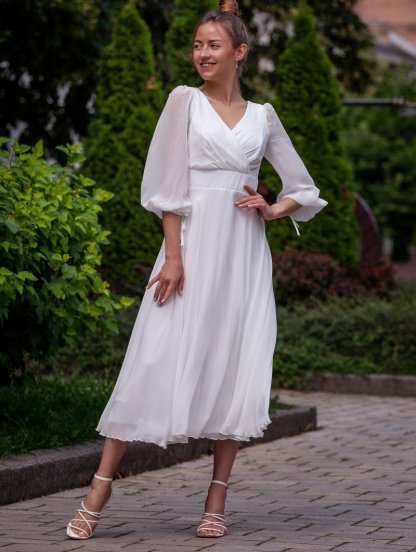 Белое коктейльное платье для гостя на свадьбе: свободное платье А-силуэта с прозрачными рукавами 3/4, фото 1