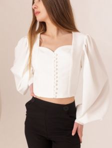 Белая блуза-топ с рукавами фонариками и элегантными пуговицами по длине.