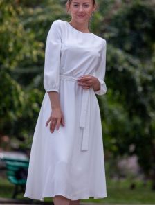 Классическое белое платье-миди трапеции с рукавами-фонариками и съемным поясом для помолвочных фотографий