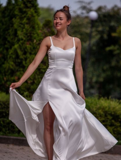 Роскошное белое платье длиной в пол: элегантное атласное макси-трапеция с вырезом с открытыми плечами и боковым разрезом, фото 1