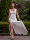 Роскошное белое платье длиной в пол: элегантное атласное макси-трапеция с вырезом с открытыми плечами и боковым разрезом, фото 6
