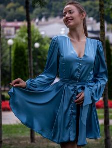 Шелковое короткое голубое платье с длинным рукавом и поясом-бантом