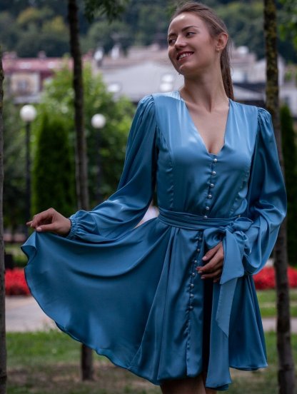 Шелковое короткое голубое платье с длинным рукавом и поясом-бантом, фото 1