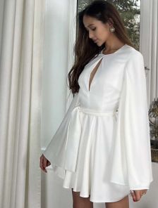 Нарядное короткое белое платье с широким рукавом