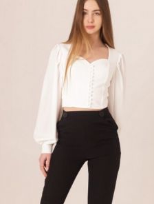 Белая блуза-топ с рукавами фонариками и элегантными пуговицами по длине.