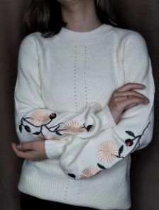 Женский вязаный свитер с цветочным узором