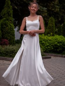 Роскошное белое платье длиной в пол: элегантное атласное макси-трапеция с вырезом с открытыми плечами и боковым разрезом