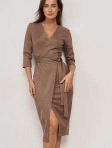 Нарядное замшевое платье с рукавом 3/4 шоколадного цвета