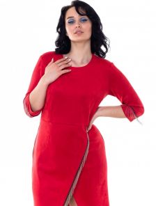 Нарядное стильное красное платье с бахромой