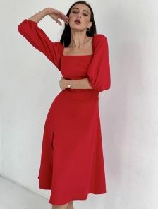 Платье с квадратным вырезом красного цвета