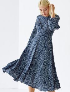 Женское стильное синее платье миди длины в мелкий горошек на длинный рукав