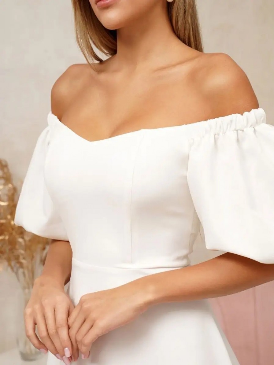 Женское молочное платье с открытыми плечами