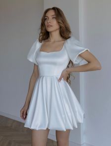 Коктейльное короткое пышное платье с коротким рукавом белого цвета