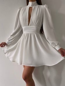 Нежное белое платье с вырезом