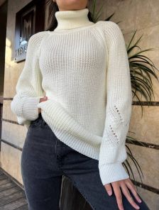 Женский теплый свитер с горлом молочного цвета