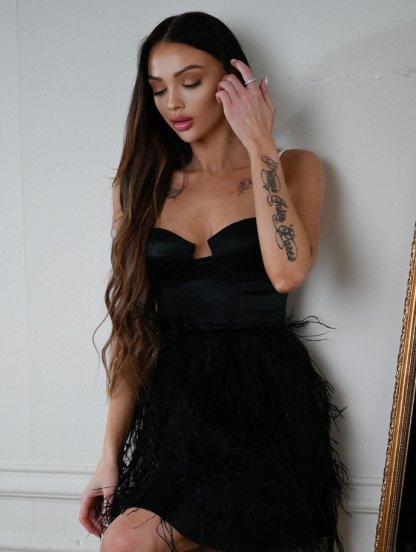 Короткое нарядное платье с перьями на бретелях с жемчужинами черного цвета, фото 1