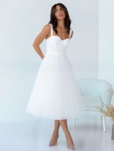Красивое корсетное белое платье ниже колен