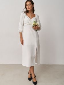 Элегантное платье белого цвета с разрезом