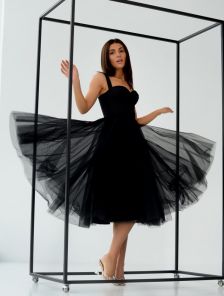 Красивое корсетное черное платье ниже колен