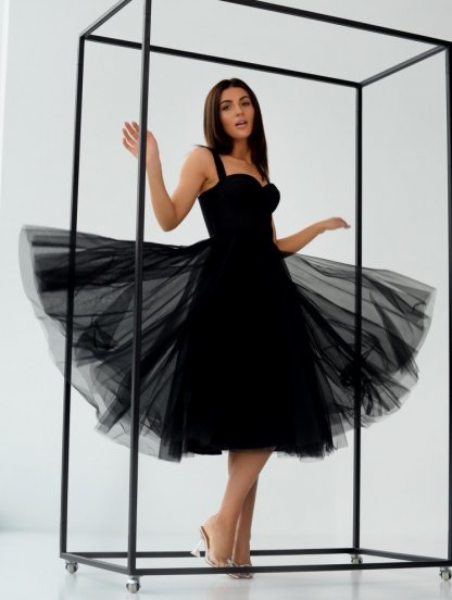 Красивое корсетное черное платье ниже колен, фото 1