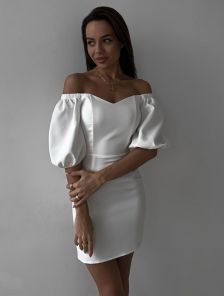 Сексуальное маленькое белое платье с открытыми плечами