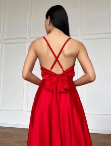 Нарядное длинное красное платье с открытой спиной