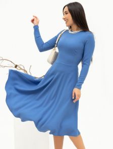 Классическое платье с расклешенным низом голубого цвета
