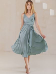 Женское оливковое платье миди длины на бретелях