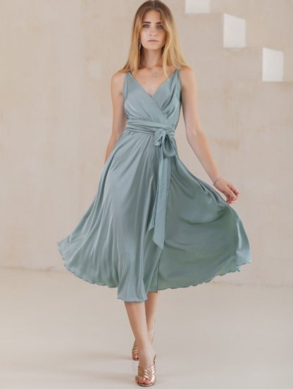 Женское оливковое платье миди длины на бретелях, фото 1