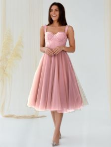 Красивое корсетное платье ниже колен розового цвета