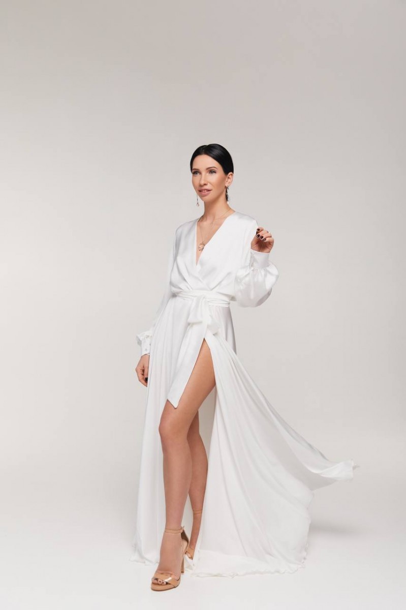 Вечернее белое шелковое платье в пол с длинными рукавами и поясом