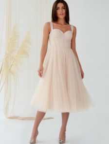 Красивое корсетное платье ниже колен бежевого цвета