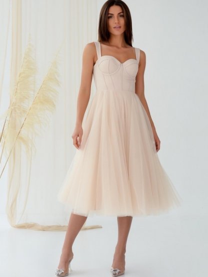 Красивое корсетное платье ниже колен бежевого цвета, фото 1