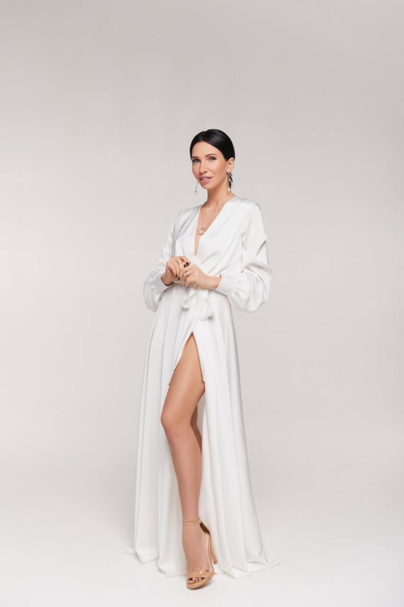 Вечернее белое шелковое платье в пол с длинными рукавами и поясом